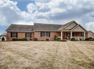 1910 Rosewood Dr, Wapakoneta, OH 45895