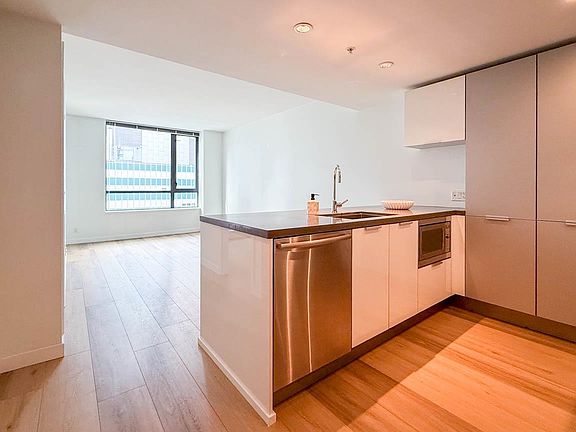 5th image of 788 Richards St #1904