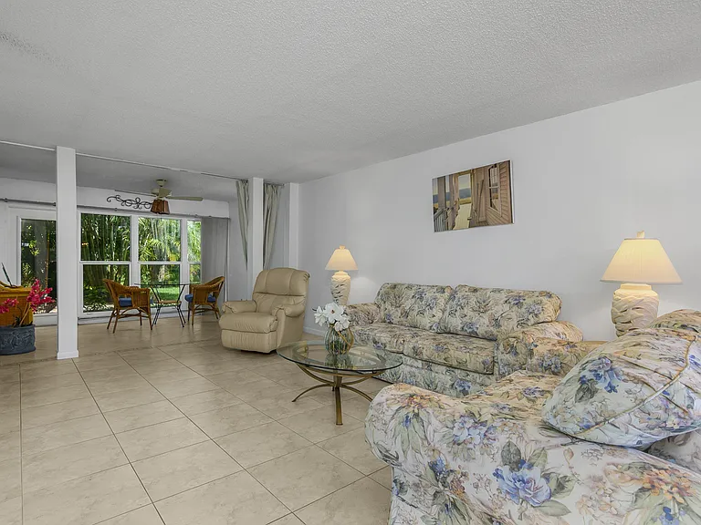 190 Palm Dr #5 — Photo 7