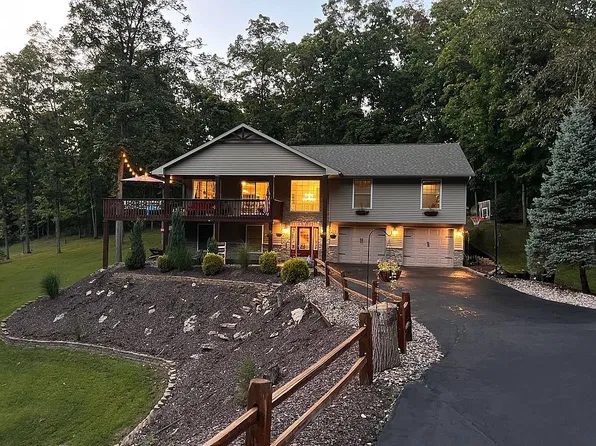 8955 Hickory Hollow Ct, Dubuque, IA 52003