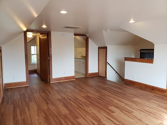 2nd image of 3105-3109 NE Broadway St #3105