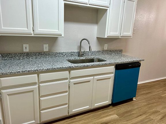 5th image of 427 Arnold Ave