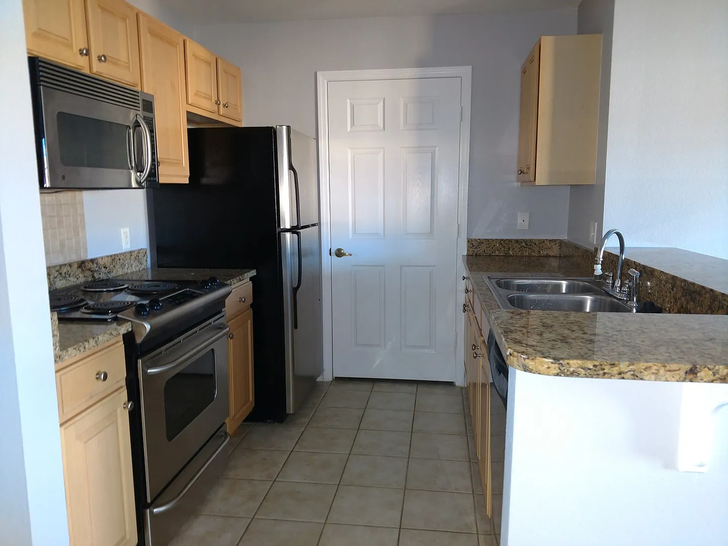 Beautiful Townhome in the Gated Community of Nautilus Cove! *Water/Sewer, Garbage & Lawncare Incl... — Photo 4