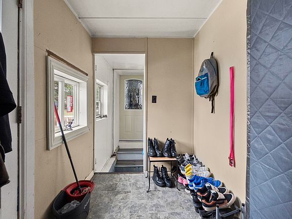 2nd image of 915 Dawes Ave