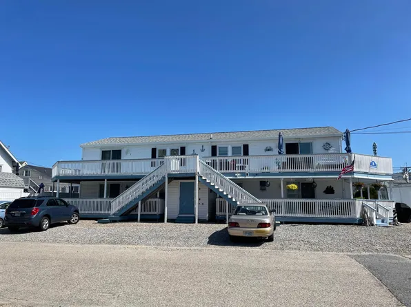 8 Duston Ave APT 3, Hampton, NH 03842