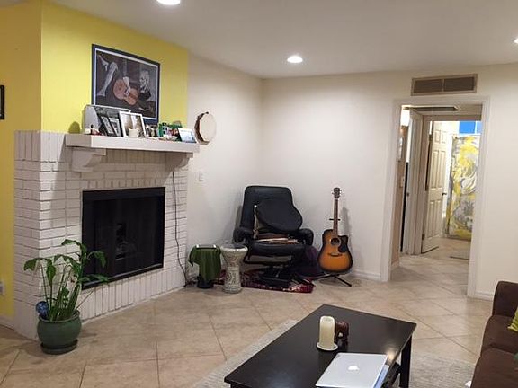 Gas fireplace with mantle