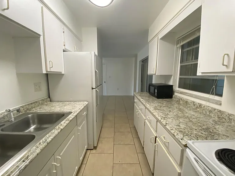 435 Earl Ave — Photo 3