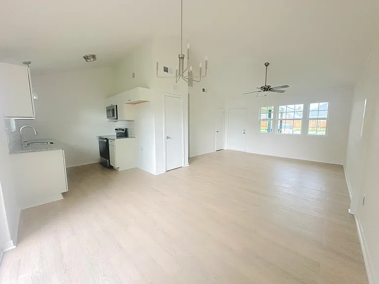 427 S Nickens Ave — Photo 2