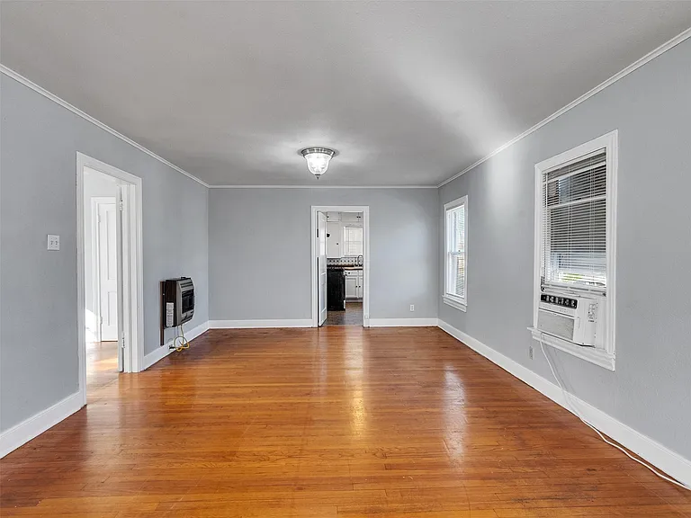 5019 Avenue M 1/2 — Photo 9