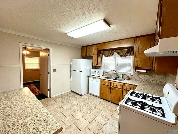 5th image of 313 Juanita St