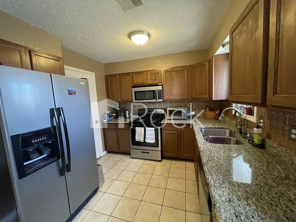 Building Photo - 8716 S Hillcrest Dr