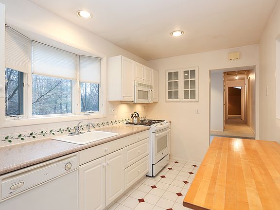 4th image of 2834 Holly Dr