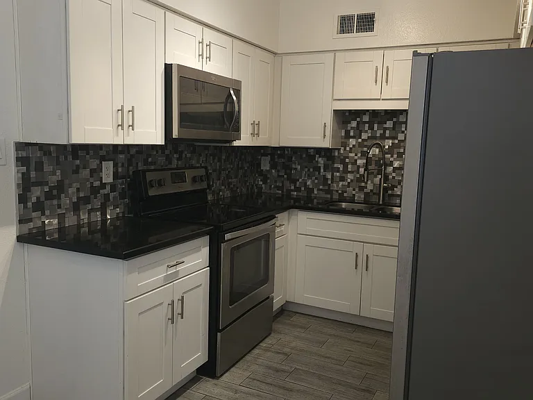 824 E Rose Ln #4 — Photo 5