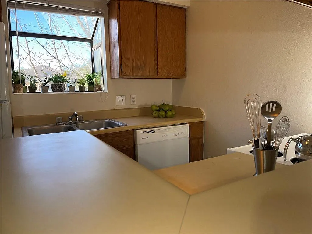 2 bed, 2.0 bath, 3752 sqft, $1,195 — Photo 4