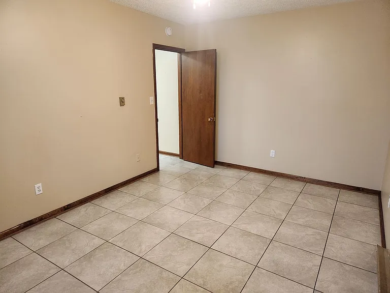 212 W East St — Photo 5