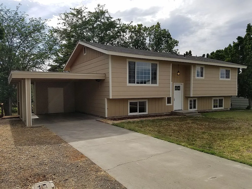 1104 Carriage Square Dr photo 1