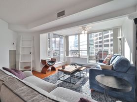 711 Bay St S