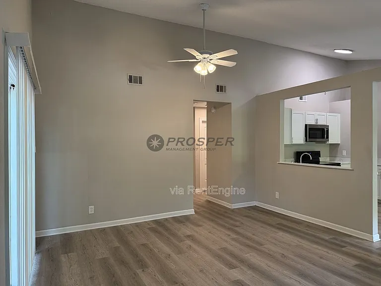 1047 Oakcrest Dr — Photo 4