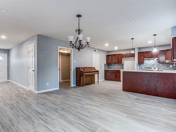 2nd image of 606 King Richard St