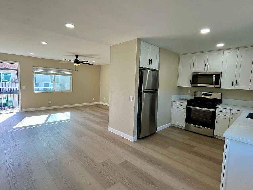 1st image of 321 Waverly Pl #13