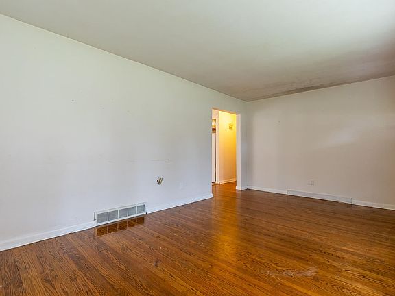 4th image of 1700 Star Rest Dr