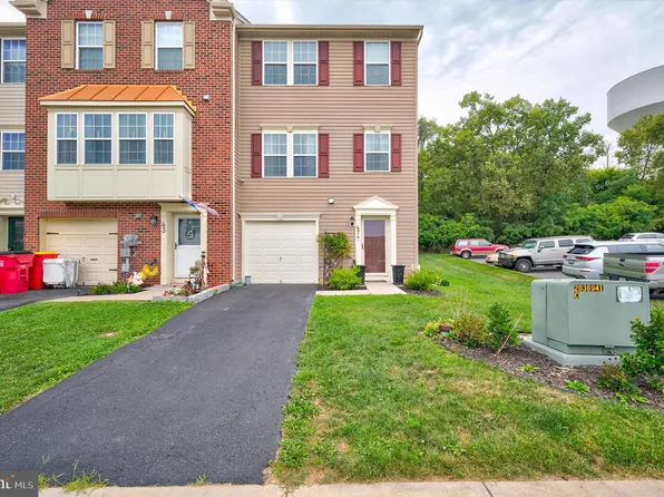 47 Tidewater Ter, Falling Waters, WV 25419