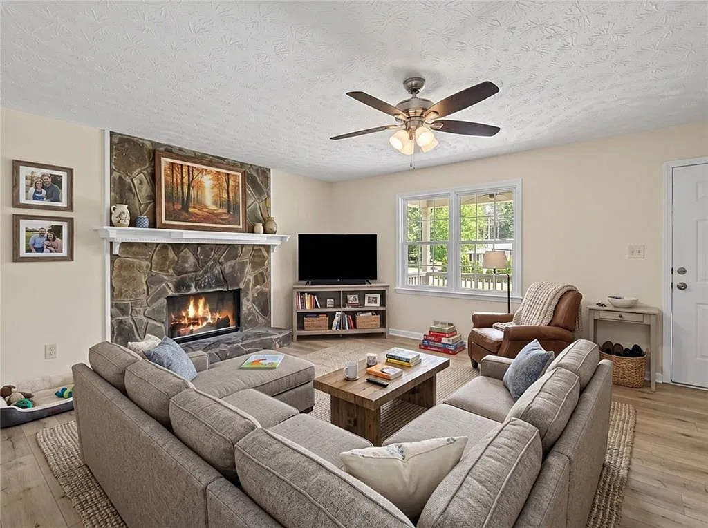 3 bed, 2.0 bath, 1172 sqft, $1,850 — Photo 4