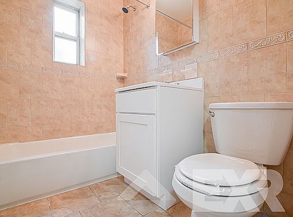 5th image of 464 Howard Ave #2R