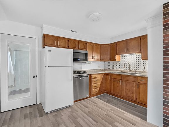 5th image of 820 Maple St