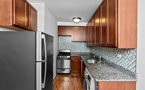 540 W Arlington Pl — Photo 2