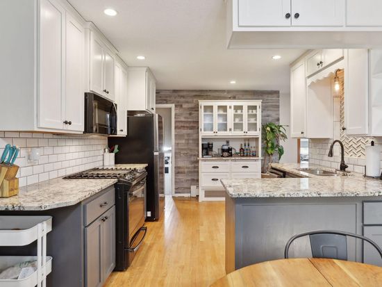 1051 Oak Ln, Lino Lakes, MN 55014