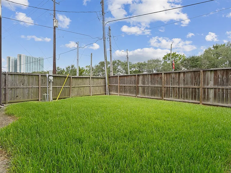 2402 Calumet St #D — Photo 23