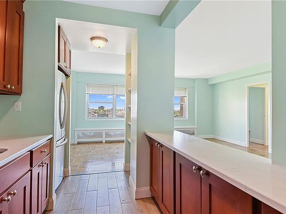 2nd image of 4 Fordham Hill Oval APT 6F
