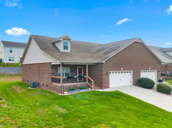 3022 Villas Creekside Dr, Dandridge, TN 37725
