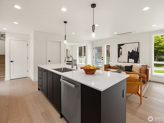 4th image of 104 NE 44th Street