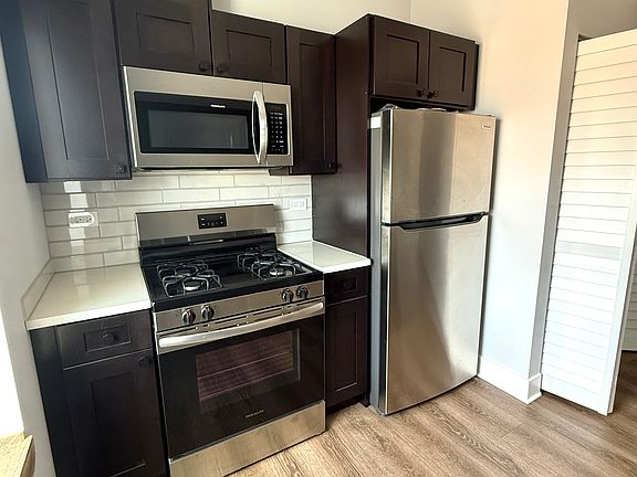 4th image of 3350 W Montrose Ave #3F