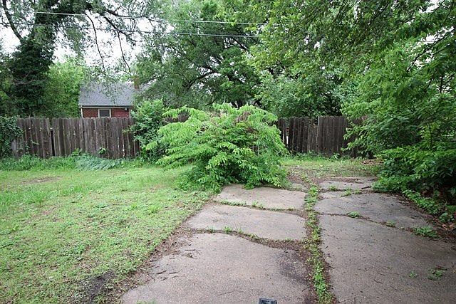 2nd image of 2122 E Shadybrook Ln
