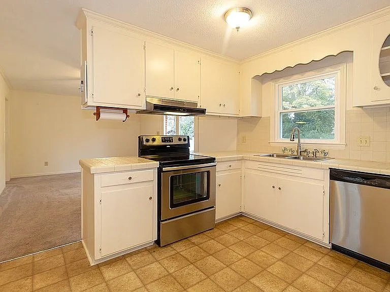 408 Pineview Drive — Photo 2