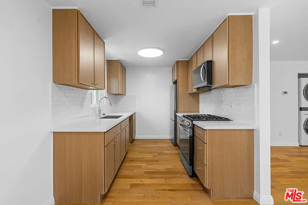 1 bed, 1.0 bath, 722 sqft, $3,208 — Photo 2