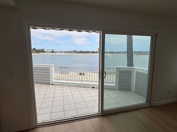 4th image of 2988 1/2 Bayside Walk