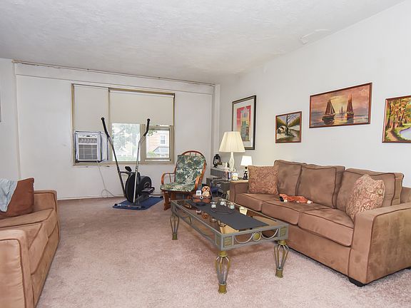 3rd image of 2610 W Balmoral Ave APT 203