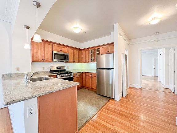 5th image of 2929 Gough St APT 4