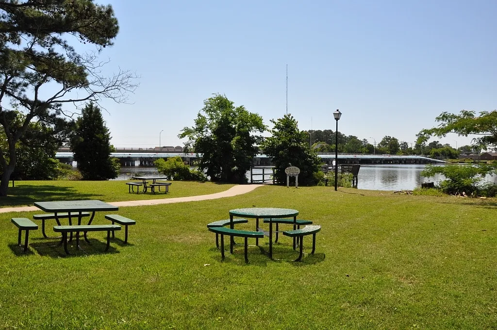 Shorewood Cove — Photo 4