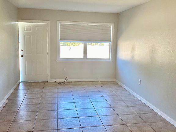 4th image of 2093 Robin Hood Dr