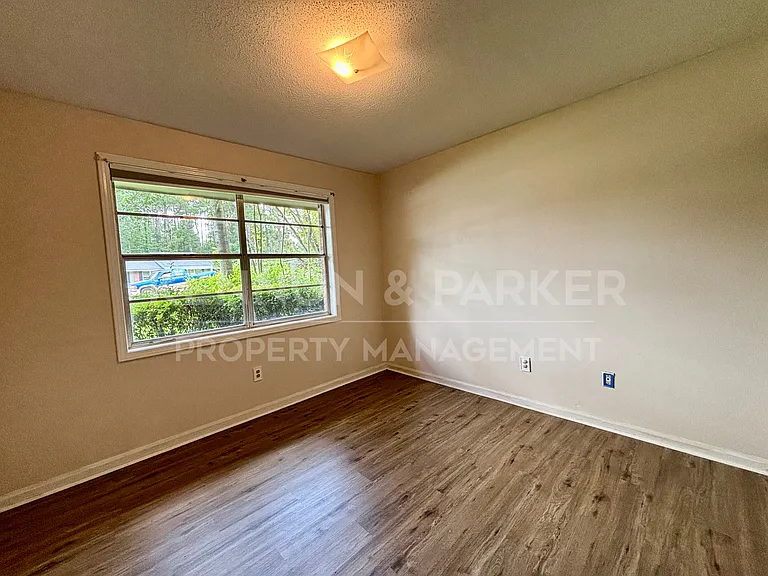 8001 Twin Chapel Dr — Photo 9