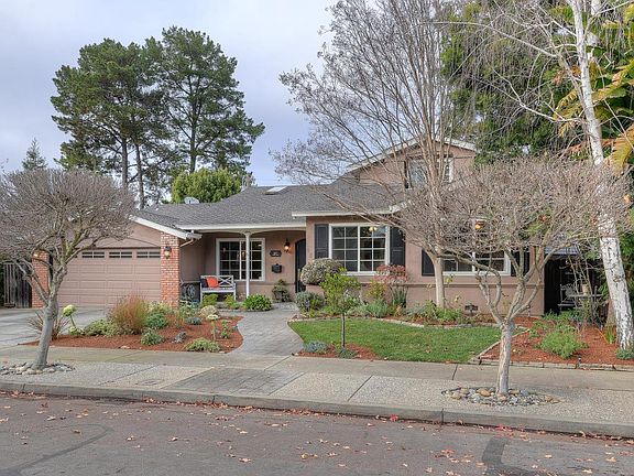 3rd image of 827 Elmira Dr