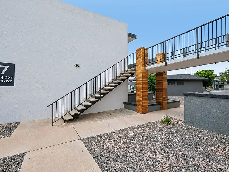 Venture on 16th ST — Photo 70