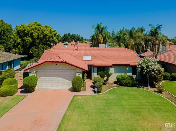 8900 Crowningshield Dr, Bakersfield, CA 93311