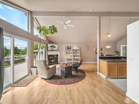 3rd image of 1402 East Lake Drive