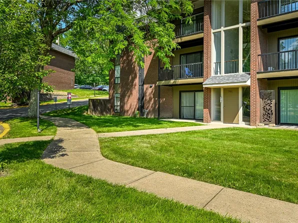 701 College Park Dr APT 1, Coraopolis, PA 15108